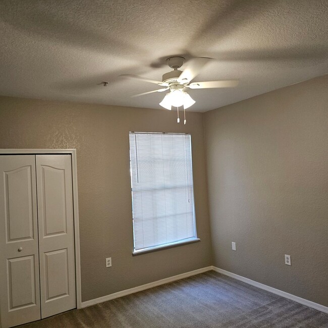 Building Photo - Spacious First-Floor Condo