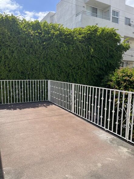 LARGE PATIO W/ GREEN CURTAIN - 11037 Ohio Ave