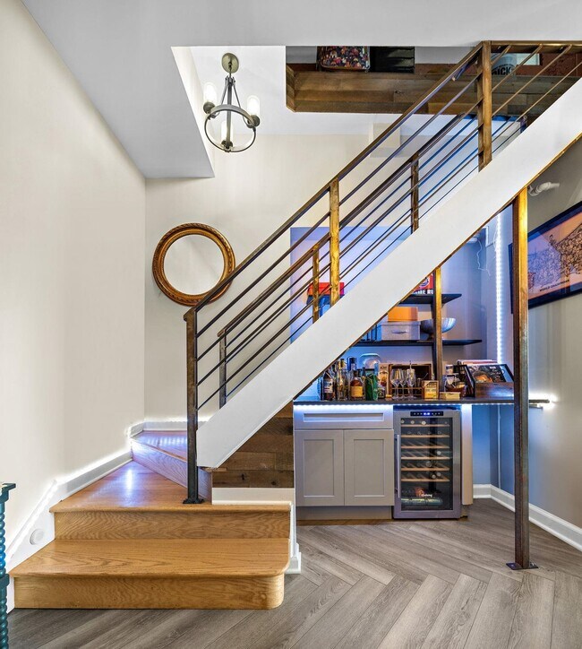 Building Photo - 142 Charles St