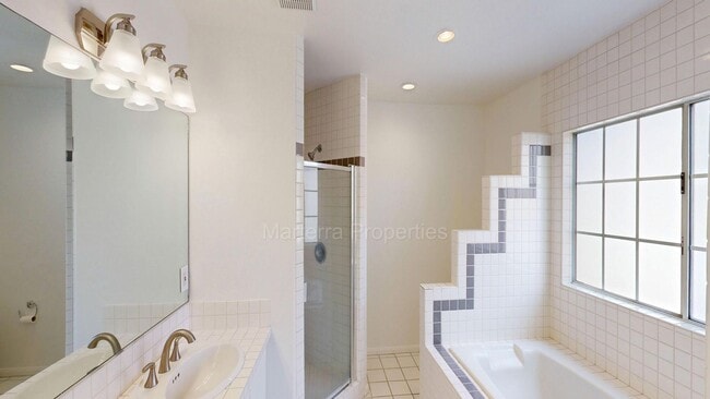 Building Photo - Beautiful 3 Bedroom Home in Eastside Costa Mesa