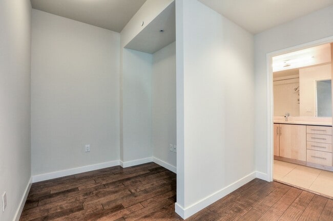 Building Photo - Gorgeous 1 Bedroom Condo with Floor to Cei...