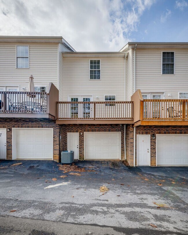 Building Photo - Now Available | 2 Bedroom 2.5 Bath | Bristol, TN
