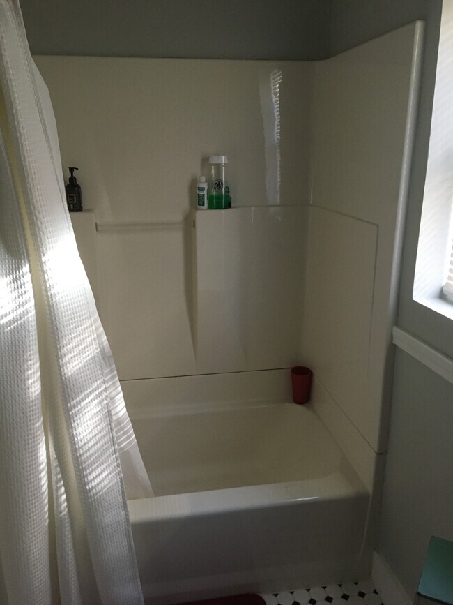 Building Photo - 231 Jones St