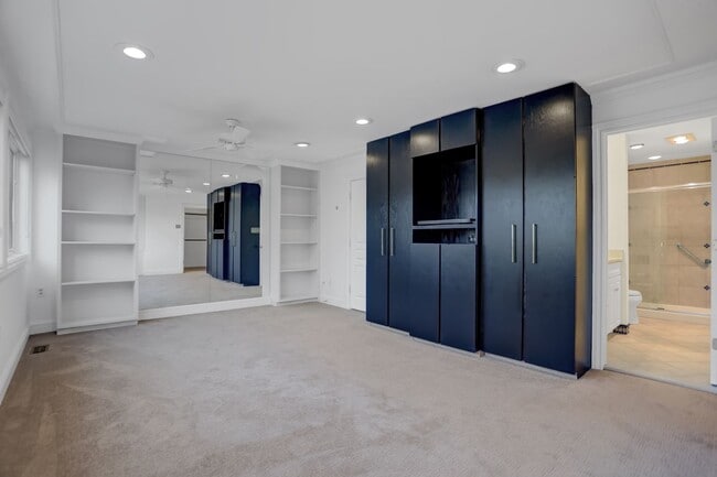 Building Photo - AMAZING SPACIOUS END UNIT TOWNHOUSE IN PRIME LOCATION