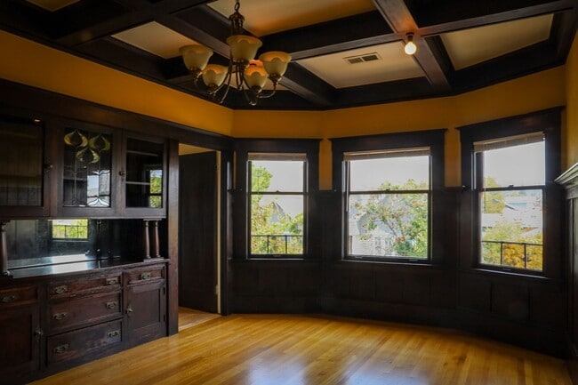 Building Photo - Advent- Spacious Temescal Flat with bonus ...