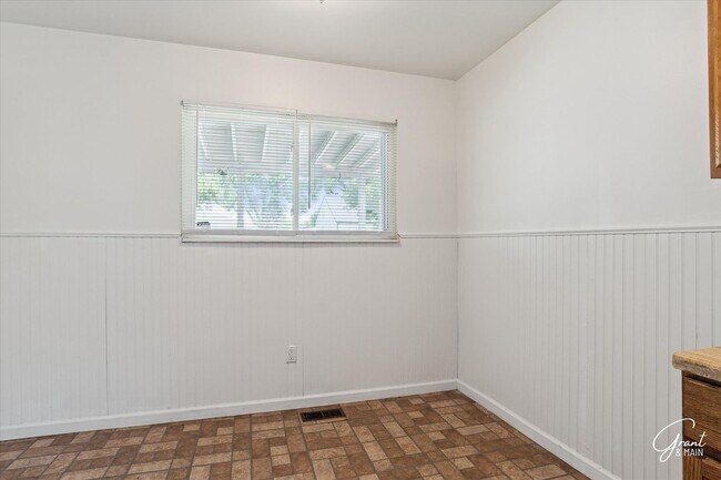 Building Photo - 3 bedroom ranch $1250 - Lease Special