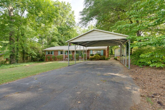 Building Photo - Spacious 3-Bed Ranch Living in Hillsborough