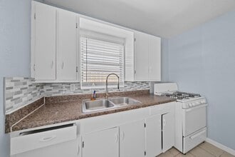 Building Photo - 904 Beverly Ave