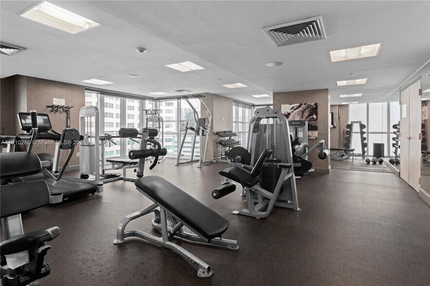 Amenities - 950 Brickell Bay Dr