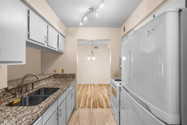 Building Photo - 1818 Augusta Dr