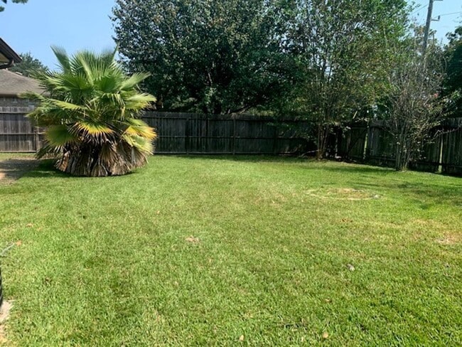 Building Photo - What a Find! 4 Bedrooms!