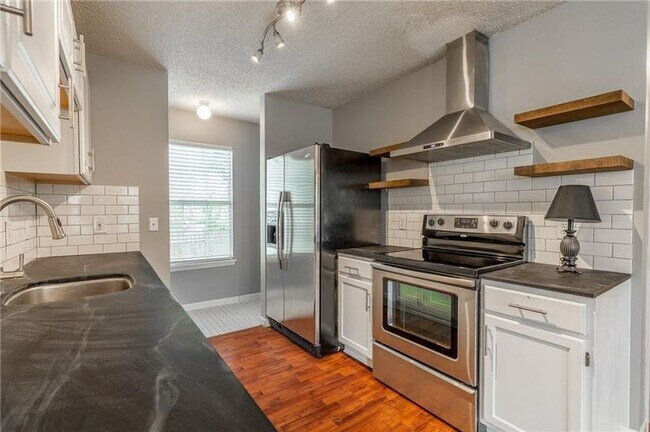 Building Photo - Three Bedroom One Bathroom For Rent