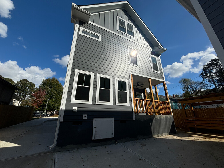 Building Photo - Room in House on Booker Ave