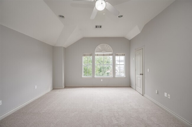 Building Photo - 315 Sandman St