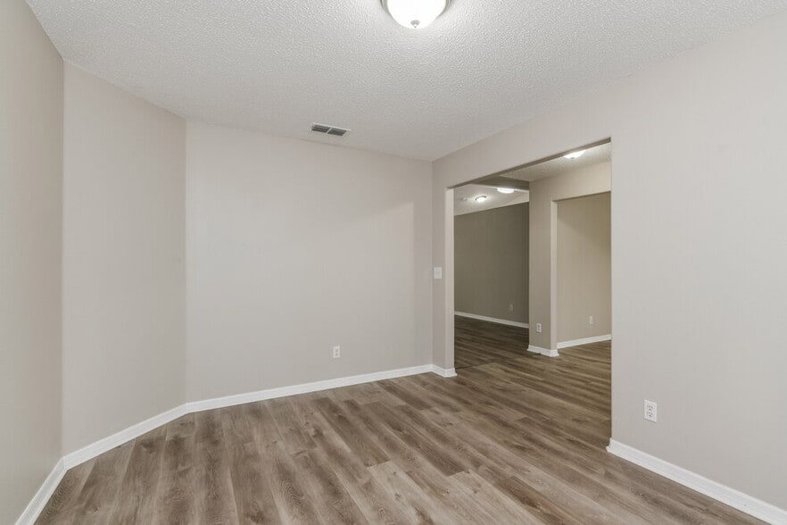 Building Photo - 942 Cork Oak Ln