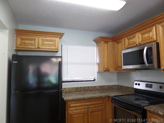 Building Photo - 1445 Lake Crystal Dr