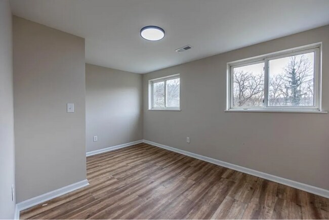 Building Photo - South Fayette Beauty! 4 bedrooms/2 baths