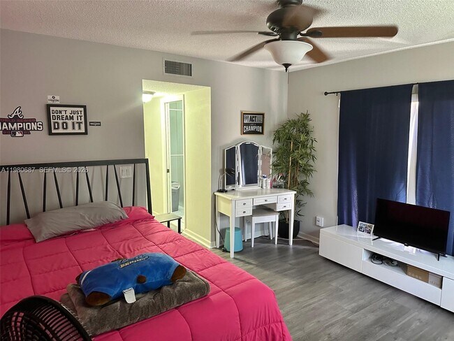 Building Photo - 10404 NW 5th Manor