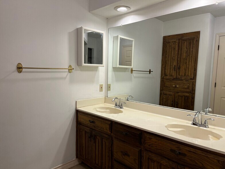 Building Photo - 6928 Walling Ln