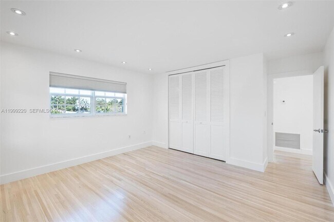 Building Photo - 11401 SW 72nd Pl