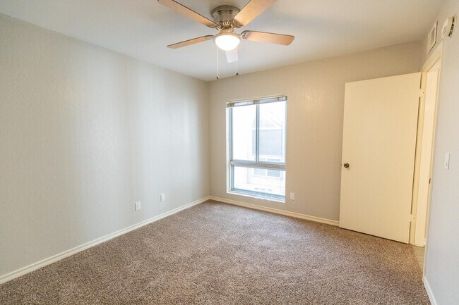 Building Photo - 2908 E Avenida Olivos