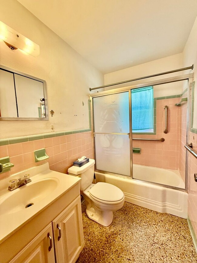 Building Photo - Annual Rental in Jensen Beach