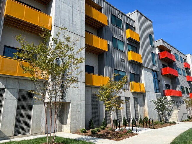 Building Photo - Modern Apartment in Great Asheville Location!