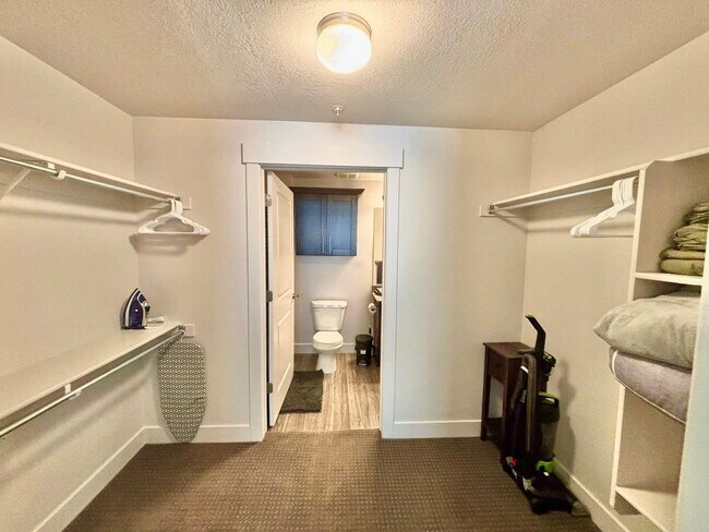 Building Photo - 460 E 400 S