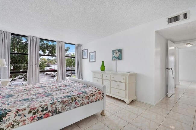 Building Photo - 1000 Parkview Dr