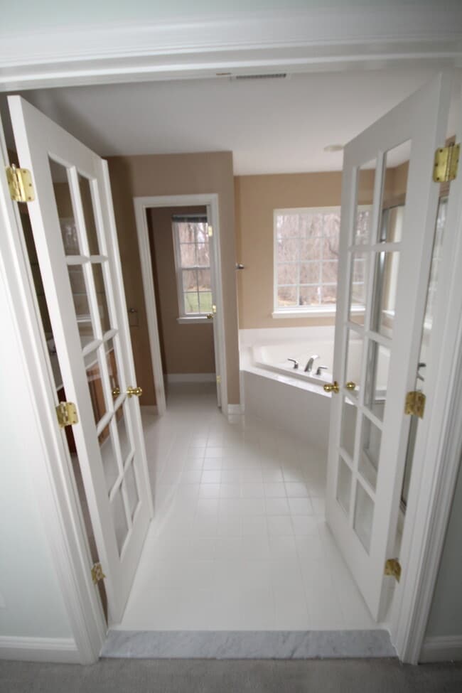 Building Photo - *Coming Soon!*  Large end unit town home i...