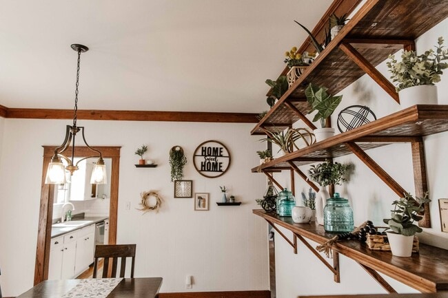 Building Photo - Charming 3 Bedroom Home with Hardwood Floo...