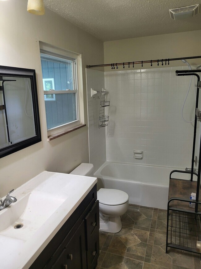 Building Photo - 4510 Mockingbird Dr NE