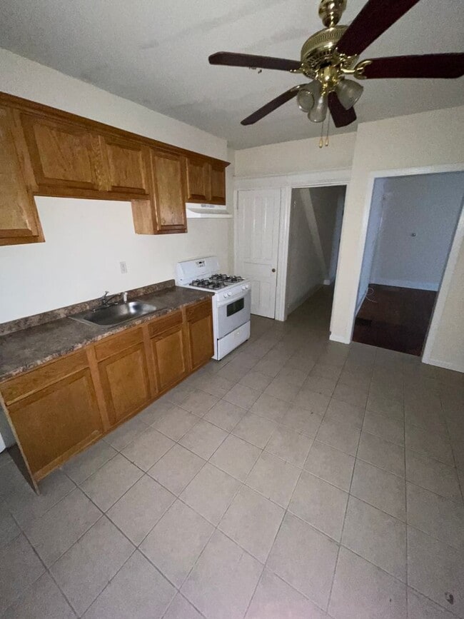 Building Photo - Noble Ave. 1024-1026