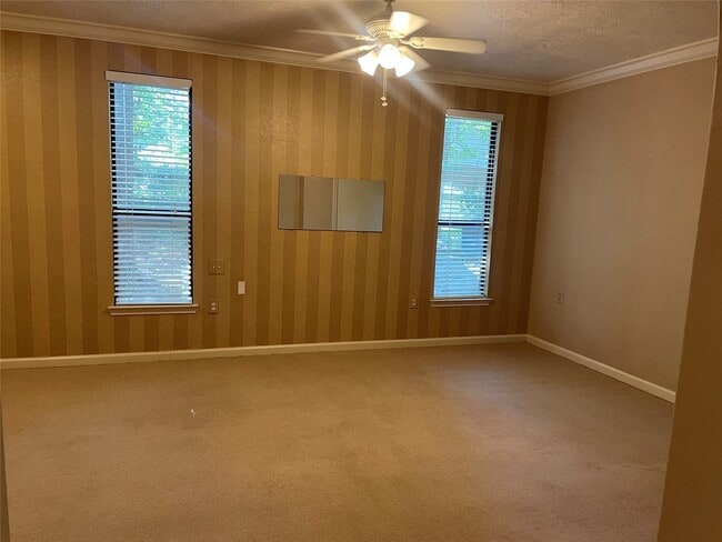 Building Photo - 302 Somerset