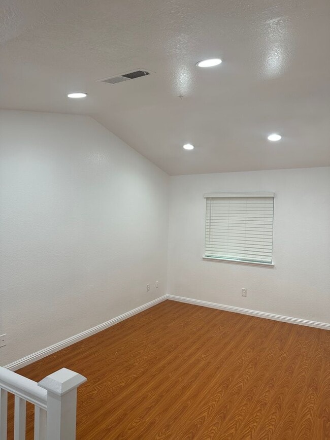 Building Photo - Stunning 3 Bed 3 Bath Duplex in Placentia with Open Floor Plan and Vaulted Ceilings.