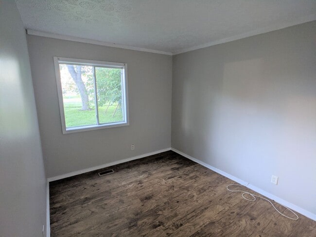 Building Photo - Spacious 3 bed 1 bath ranch style home.