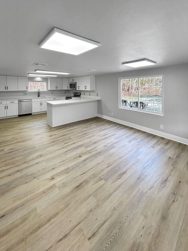 Building Photo - Welcome to this newly remodeled gem located in the heart of Collier, PA.