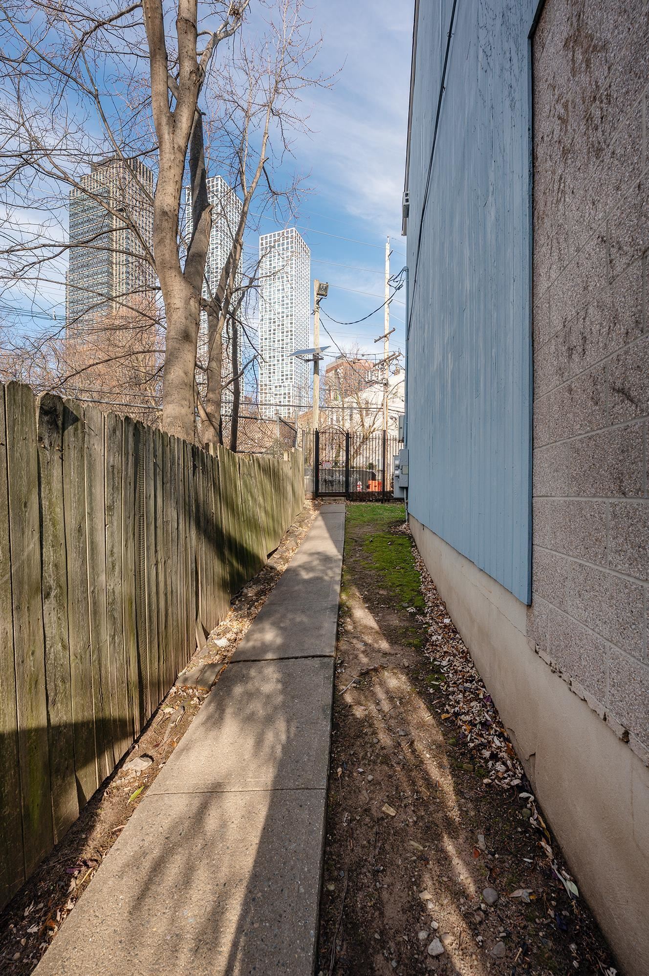 Building Photo - 72 Henry St