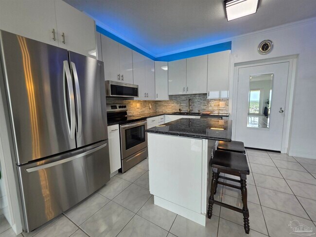 Building Photo - 825 Bayshore Dr