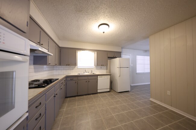 Building Photo - 1008 S 31st St