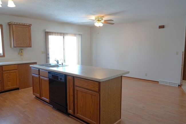 Building Photo - 2 Bedroom, 2 Bath Home