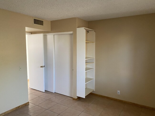 Building Photo - 6932 W Paradise Dr