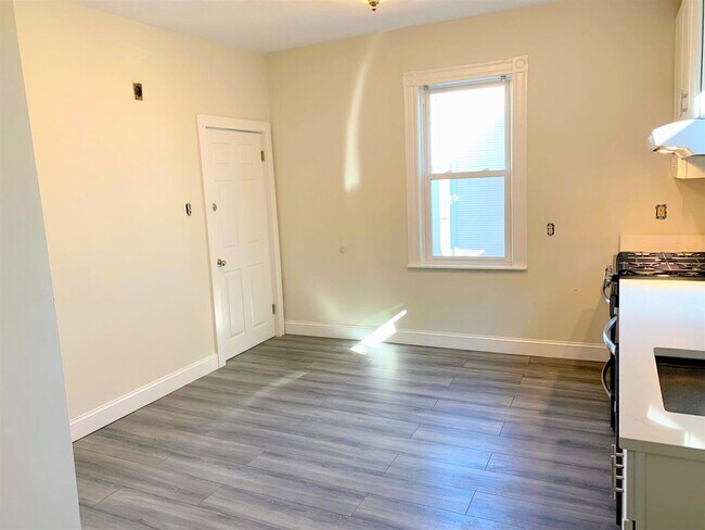 Building Photo - 98 Bristol Rd