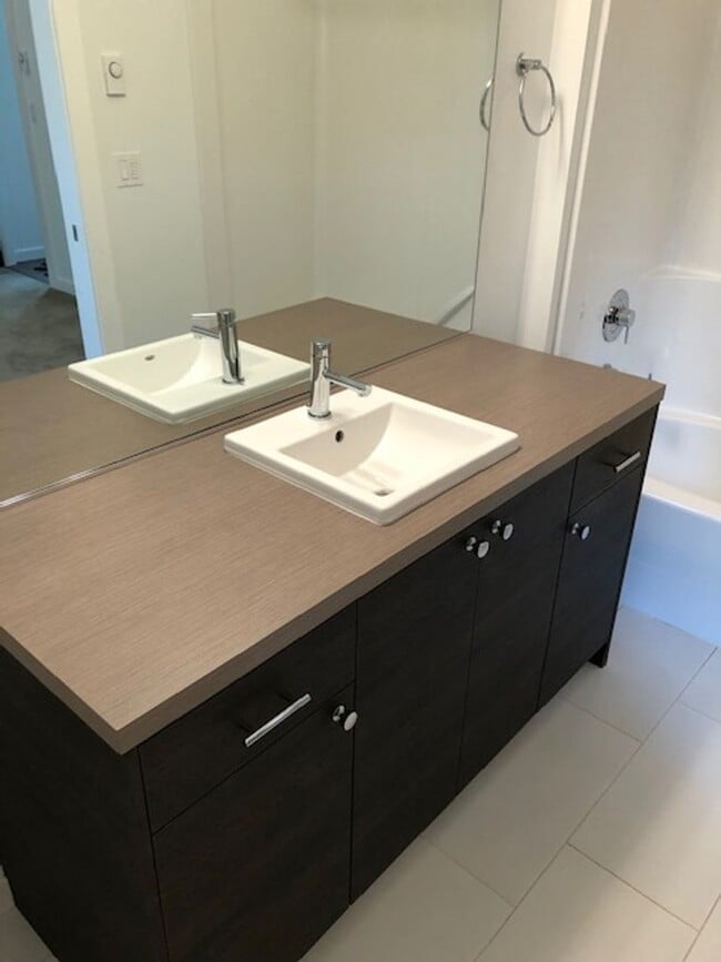 Building Photo - Leschi Townhome