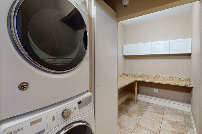 Building Photo - Adorable 3 Bed Townhome Pre-Leasing July 2026!