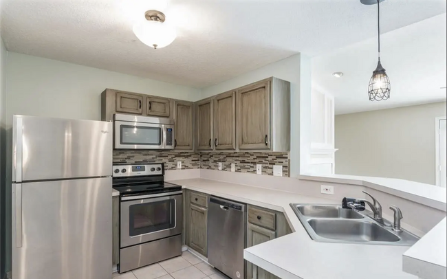 Kitchen - 13727 Richmond Park Dr N