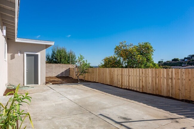 Building Photo - PARADISE HLLS BEST KEPT SECRET !!!3 BEDROO...