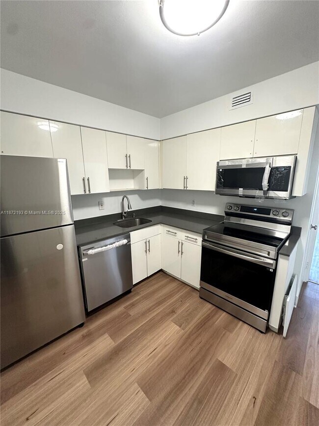 Building Photo - 5161 Collins Ave