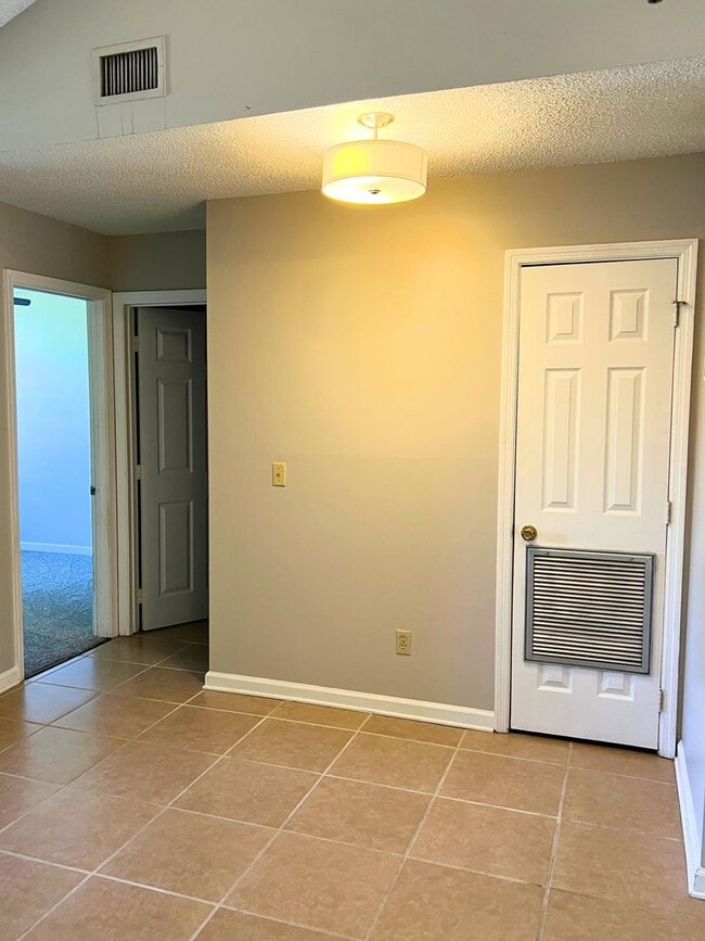 Building Photo - 410 Admiral's Walk Dr