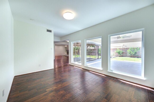 Building Photo - 2106 Shadybriar Dr